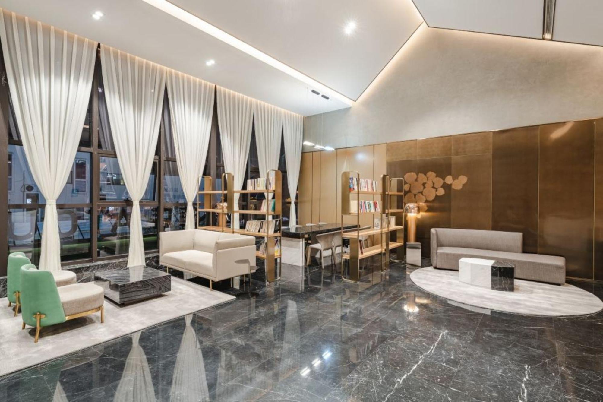 Atour Lingang New Town Hotel 4*