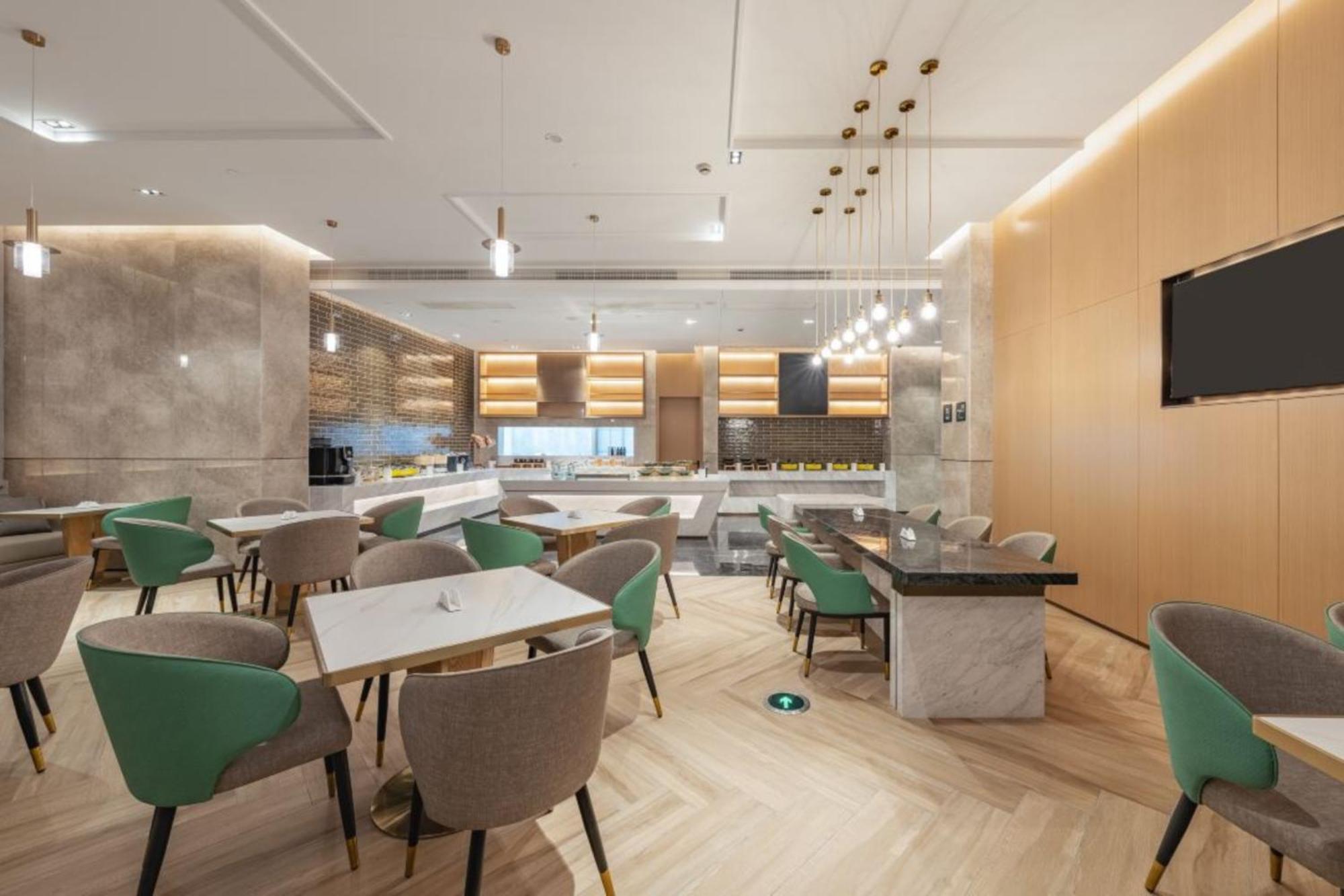 Atour Lingang New Town Hotel 4*