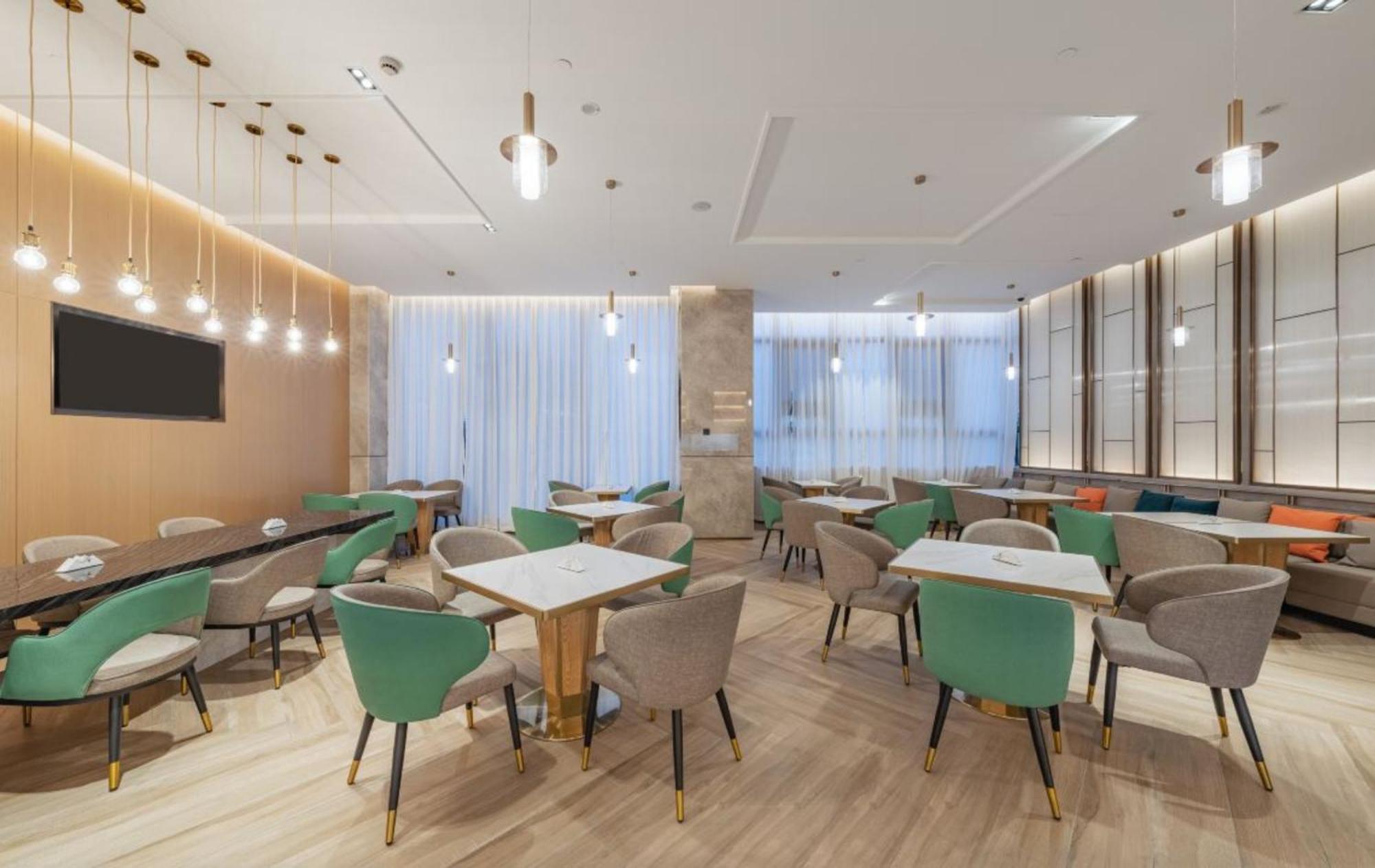 Atour Lingang New Town Hotel 4*