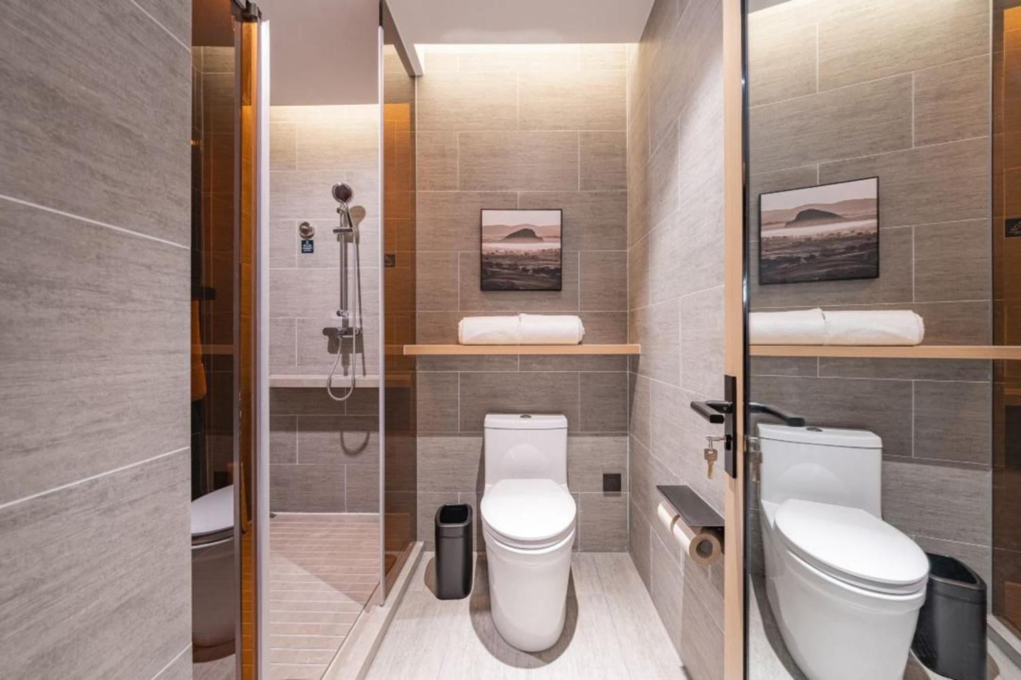 Atour Lingang New Town Hotel 4*
